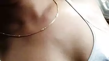 Tamil slim college girl small boobs showing selfie