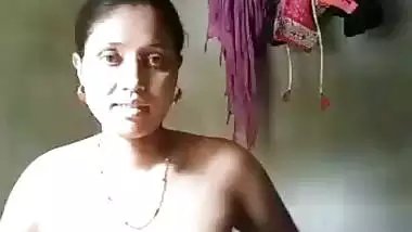 Cheating dehati hottie making her naked selfie in a bathroom