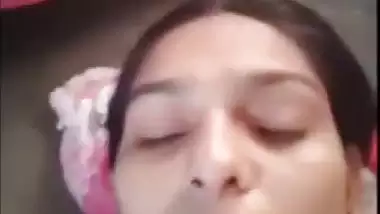 Pretty Desi college girl exposes her tits and shaved cunt on XXX cam