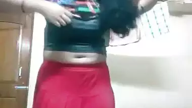 Tamil ponnu dressing after nude body showing MMS