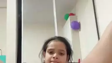 Indian nude babe records her fingering MMS for fun