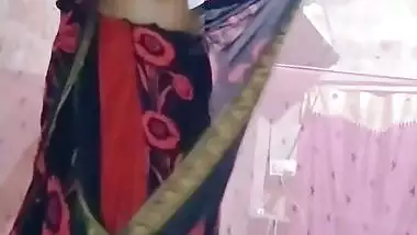 Homely village wife wearing saree viral boobs show