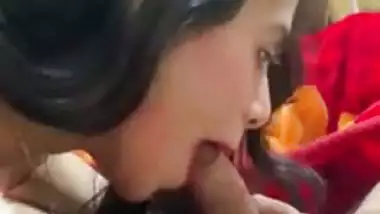 Naked girl shows her pussy in the Indian sex video – Part 1