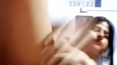 Sexy Bengali beauty rubbing her pussy video