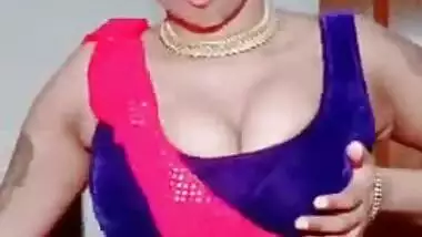 Joyful Desi chick in XXX sari provocatively moves her dazzling body