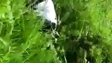 Catches a college couple fucking in an Indian outdoor sex