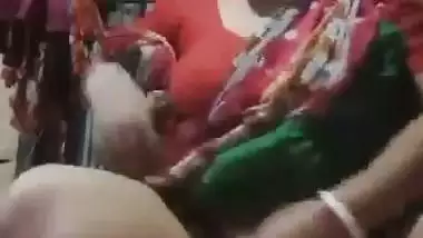 Bangla sex video of a poor aunty bouncing on a plastic bottle