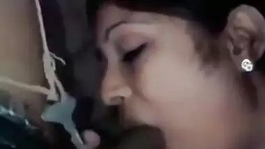 Desi Beautiful gf sucking lover dick
