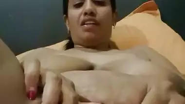 Mature MILF masturbating wet pussy in horny mood