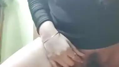 Solo video of Desi housewife masturbating with improvised XXX toy