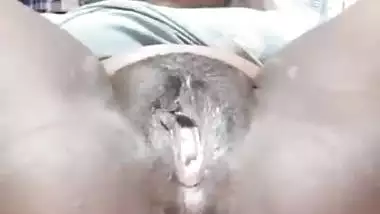 Tamil girl black pussy showing and fingering viral clip