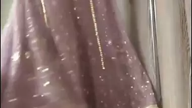 Beautiful Muslim lady lifts salwar and shows pussy