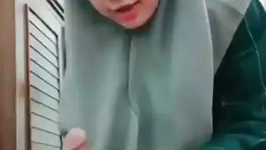 Hijabi girl sucks her stepbrother’s dick in Bangladeshi porn