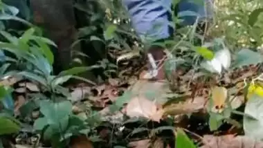 Guy enjoys GF’s pussy under a tree in Indian outdoor sex