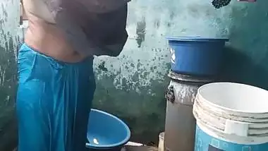 Mature aunty topless bathing caught on camera