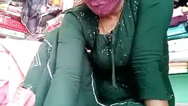 Horny Desi XXX woman in green salwar shows her ass and pussy