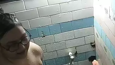 Chubby MILF bathing caught by neighbor viral MMS