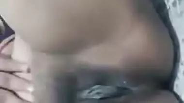 Unsatisfied Bengali Desi XXX babe plays with her tits and pussy MMS