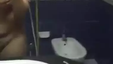 Plump Desi love has sex boobs and takes XXX selfies in the bathroom