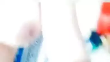 Natural Desi MILF shows XXX boobs and squeezes them so sexy on camera