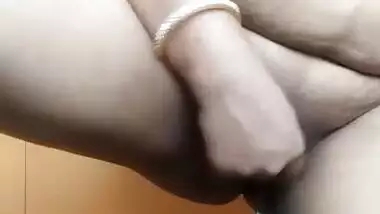 Desi aunty fingering pussy