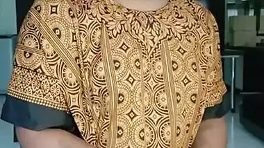 Pussy showing aunty narrating fun on tamil