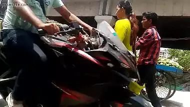 Desi milf side boobs...