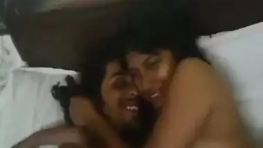 Desi girl exposes her sex parts because she loves XXX guy kissing nipples