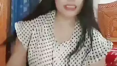 Chamet girl dancing and showing boobs on video call