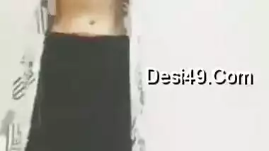 Indian babe is always prepared to satisfy lecherous fans with XXX dance