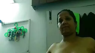 Stepmom naked after bath showing big boobs viral MMS