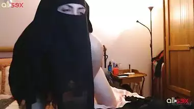 Indian takes off hijab after she rides a dildo for a while