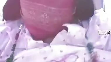 Today Exclusive-sexy Desi Girl Showing Her Boobs