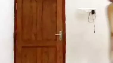 Young desi nude girl strips down her saree on camera