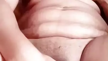 Beautiful eyes sexy maal nude fingering with a smile