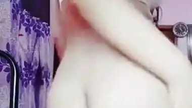 Nerdy college girl from India shakes big buttocks and spanks it