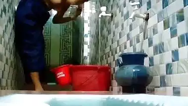 Bangladeshi Bhabi Peeing & Washing Sweet Pussy